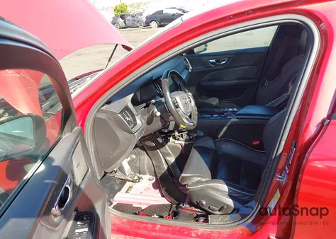 2019 Volvo S60 T6 R-Design z USA, uszkodzony, nr VIN 7JRA22TM1KG003476